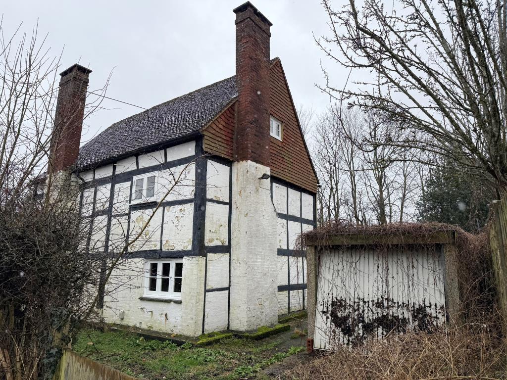 Lot: 131 - PERIOD DETACHED COTTAGE WITH GARAGE AND GARDENS IN NEED OF UPDATING - Front of Property with garage